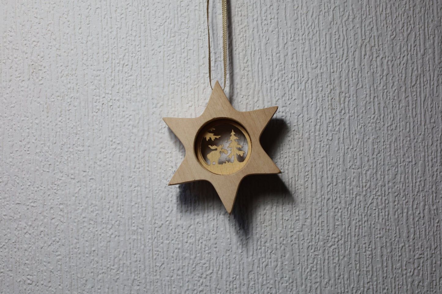 Winterliche Holzanhänger – Rentier, Schneeflocke, Stern | Rindenholz Weihnachtsdeko {{ Shabby Chic und Landhaus Deko }} {{ www.Stein-Alt.de }}