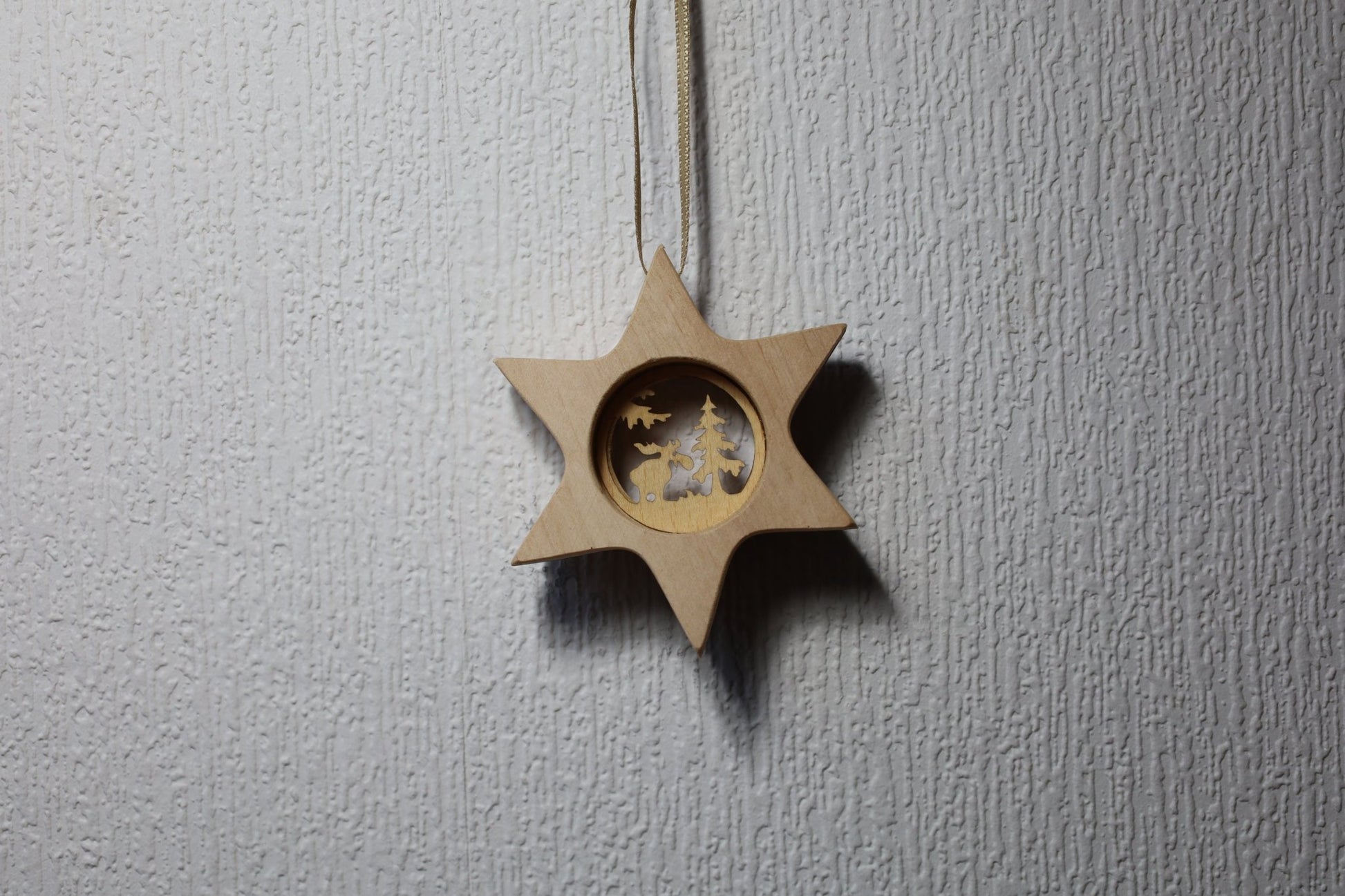 Winterliche Holzanhänger – Rentier, Schneeflocke, Stern | Rindenholz Weihnachtsdeko {{ Shabby Chic und Landhaus Deko }} {{ www.Stein-Alt.de }}