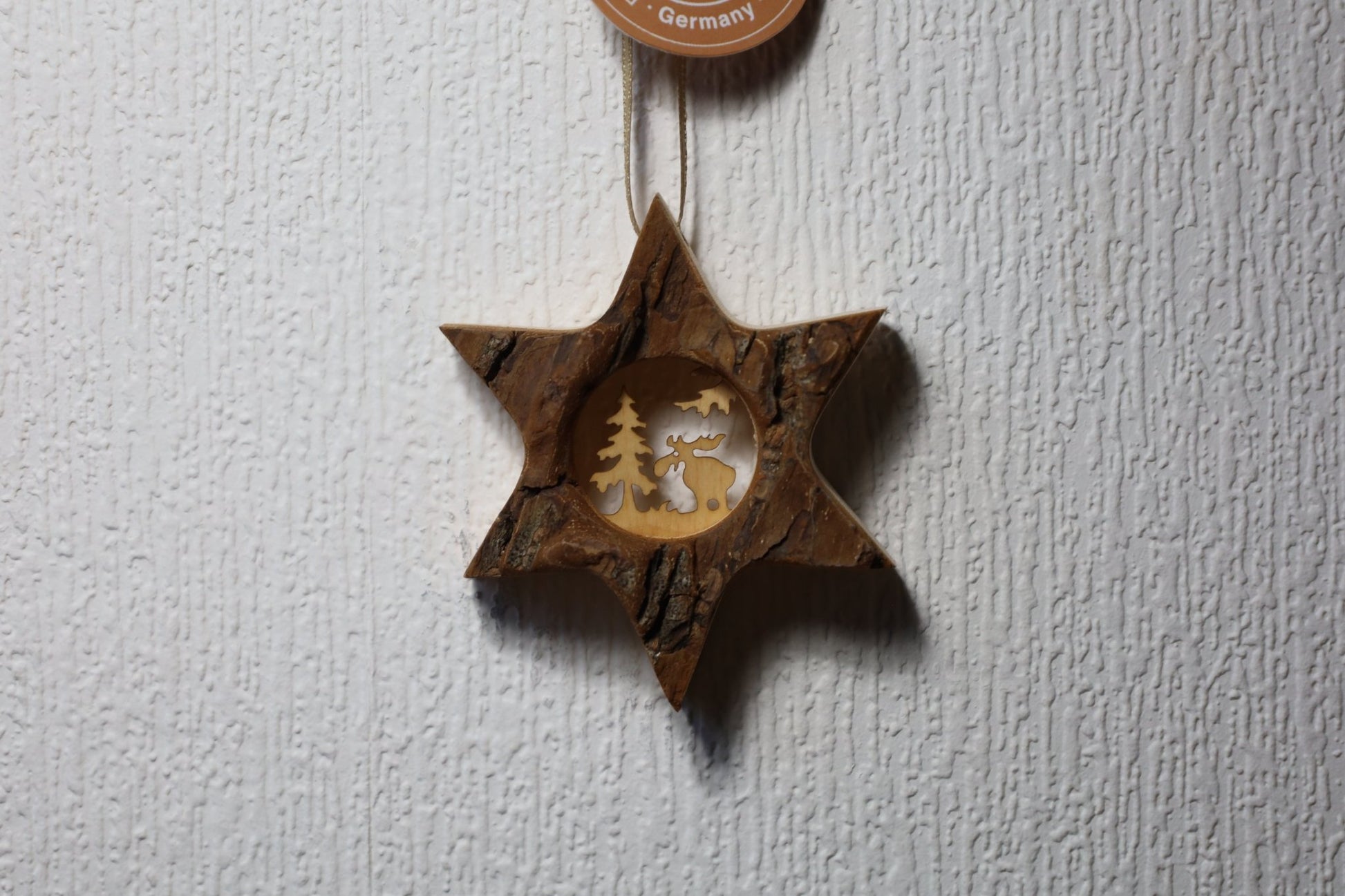 Winterliche Holzanhänger – Rentier, Schneeflocke, Stern | Rindenholz Weihnachtsdeko {{ Shabby Chic und Landhaus Deko }} {{ www.Stein-Alt.de }}
