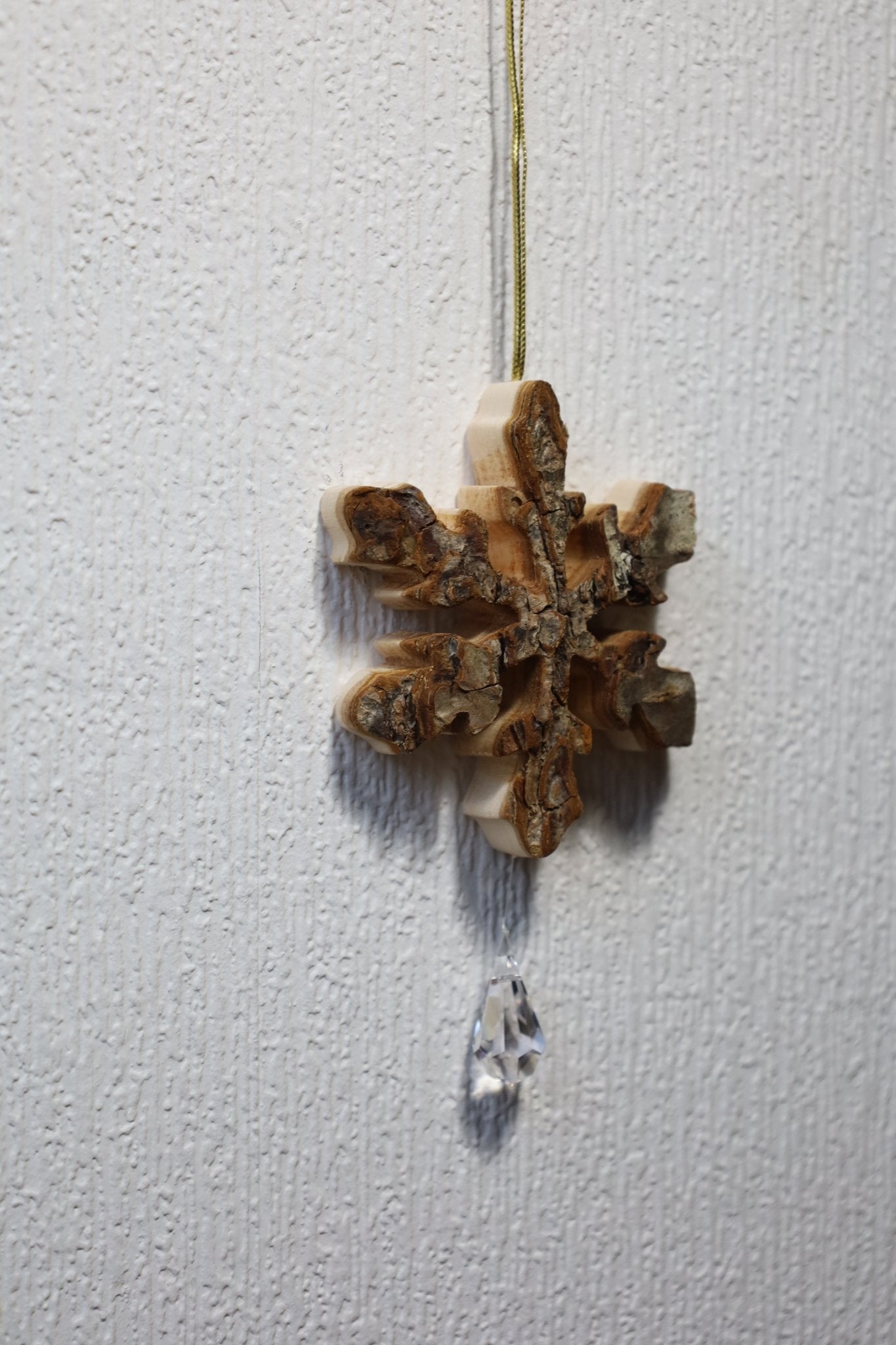 Winterliche Holzanhänger – Rentier, Schneeflocke, Stern | Rindenholz Weihnachtsdeko {{ Shabby Chic und Landhaus Deko }} {{ www.Stein-Alt.de }}