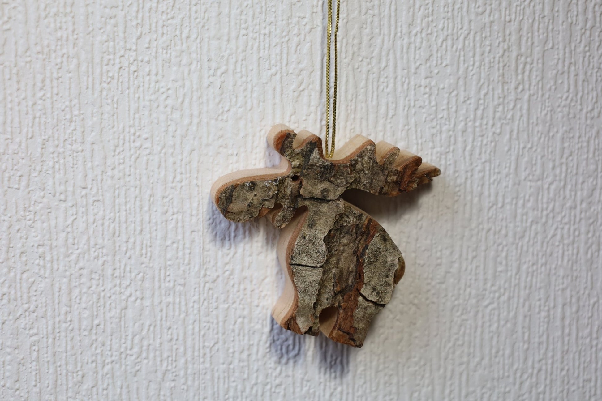 Winterliche Holzanhänger – Rentier, Schneeflocke, Stern | Rindenholz Weihnachtsdeko {{ Shabby Chic und Landhaus Deko }} {{ www.Stein-Alt.de }}