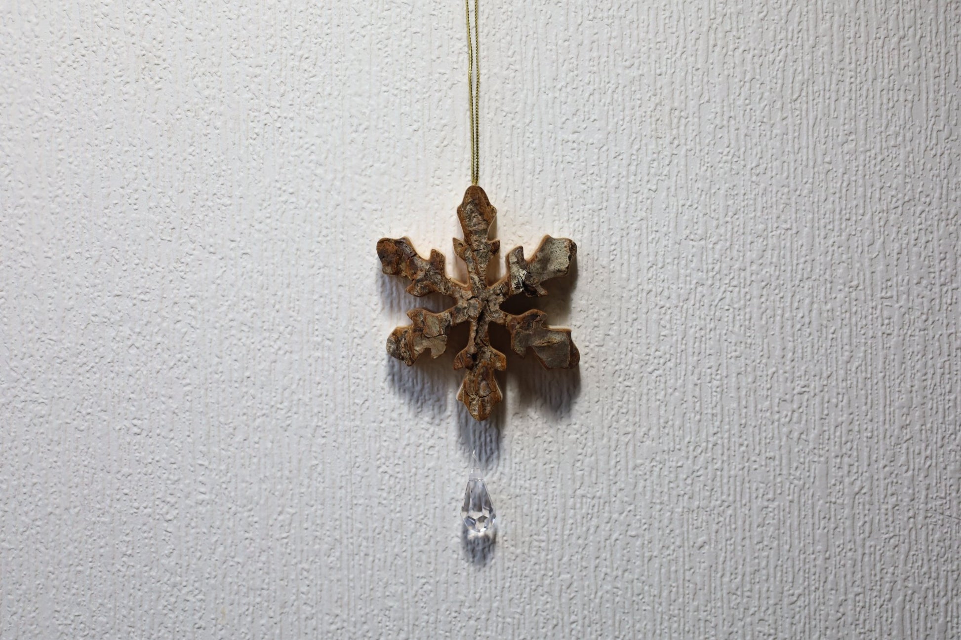 Winterliche Holzanhänger – Rentier, Schneeflocke, Stern | Rindenholz Weihnachtsdeko {{ Shabby Chic und Landhaus Deko }} {{ www.Stein-Alt.de }}