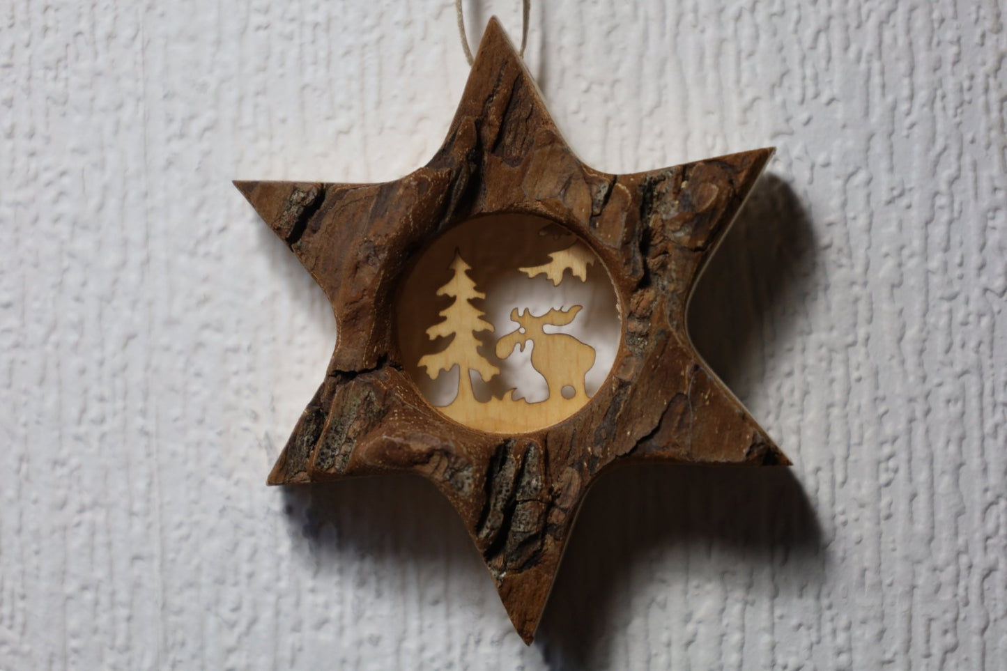 Winterliche Holzanhänger – Rentier, Schneeflocke, Stern | Rindenholz Weihnachtsdeko {{ Shabby Chic und Landhaus Deko }} {{ www.Stein-Alt.de }}