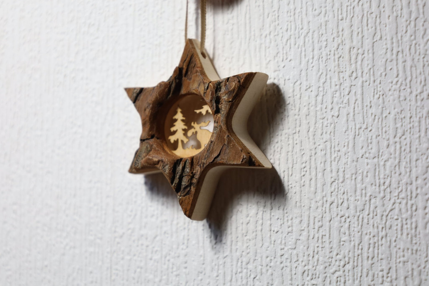 Winterliche Holzanhänger – Rentier, Schneeflocke, Stern | Rindenholz Weihnachtsdeko {{ Shabby Chic und Landhaus Deko }} {{ www.Stein-Alt.de }}