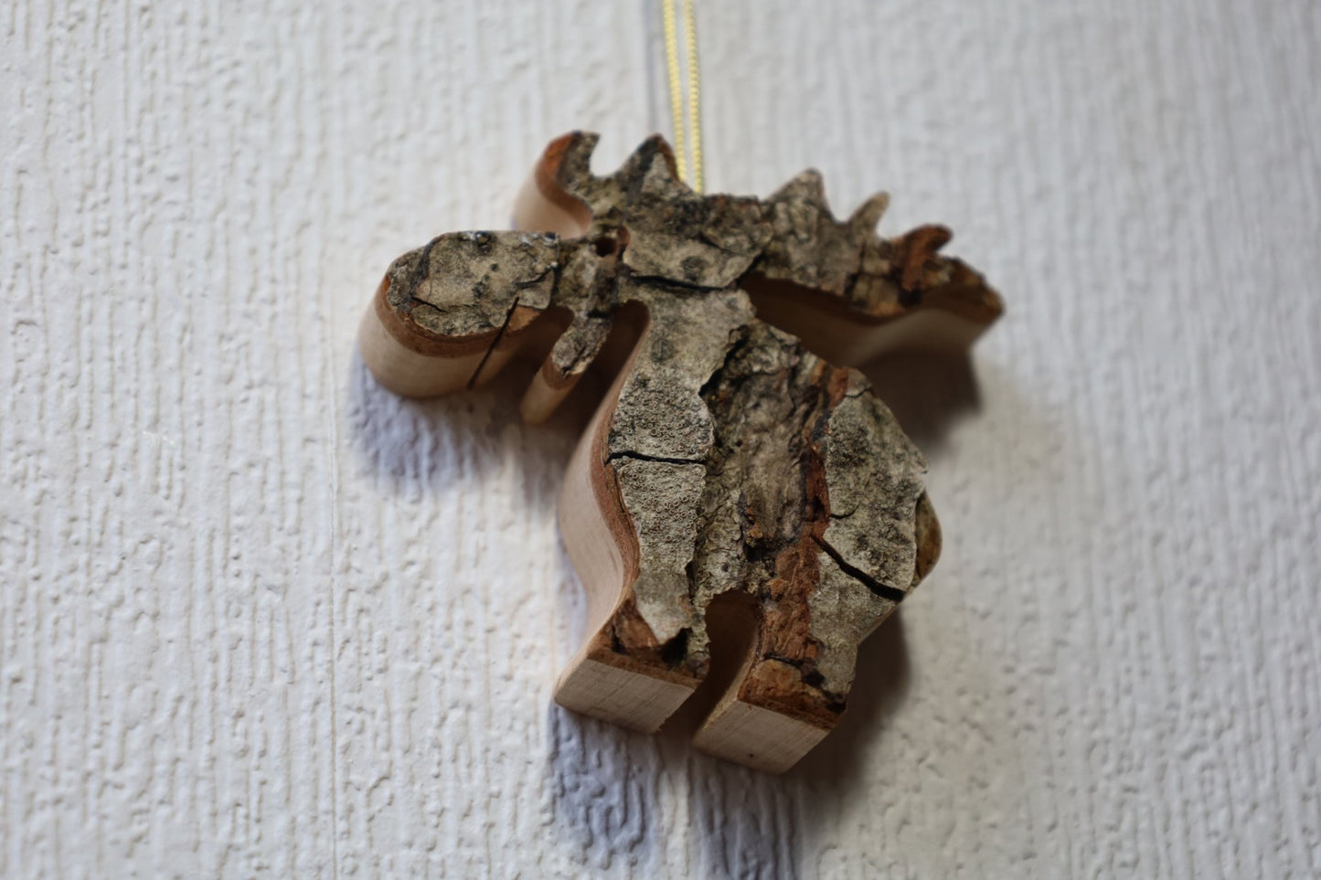 Winterliche Holzanhänger – Rentier, Schneeflocke, Stern | Rindenholz Weihnachtsdeko {{ Shabby Chic und Landhaus Deko }} {{ www.Stein-Alt.de }}