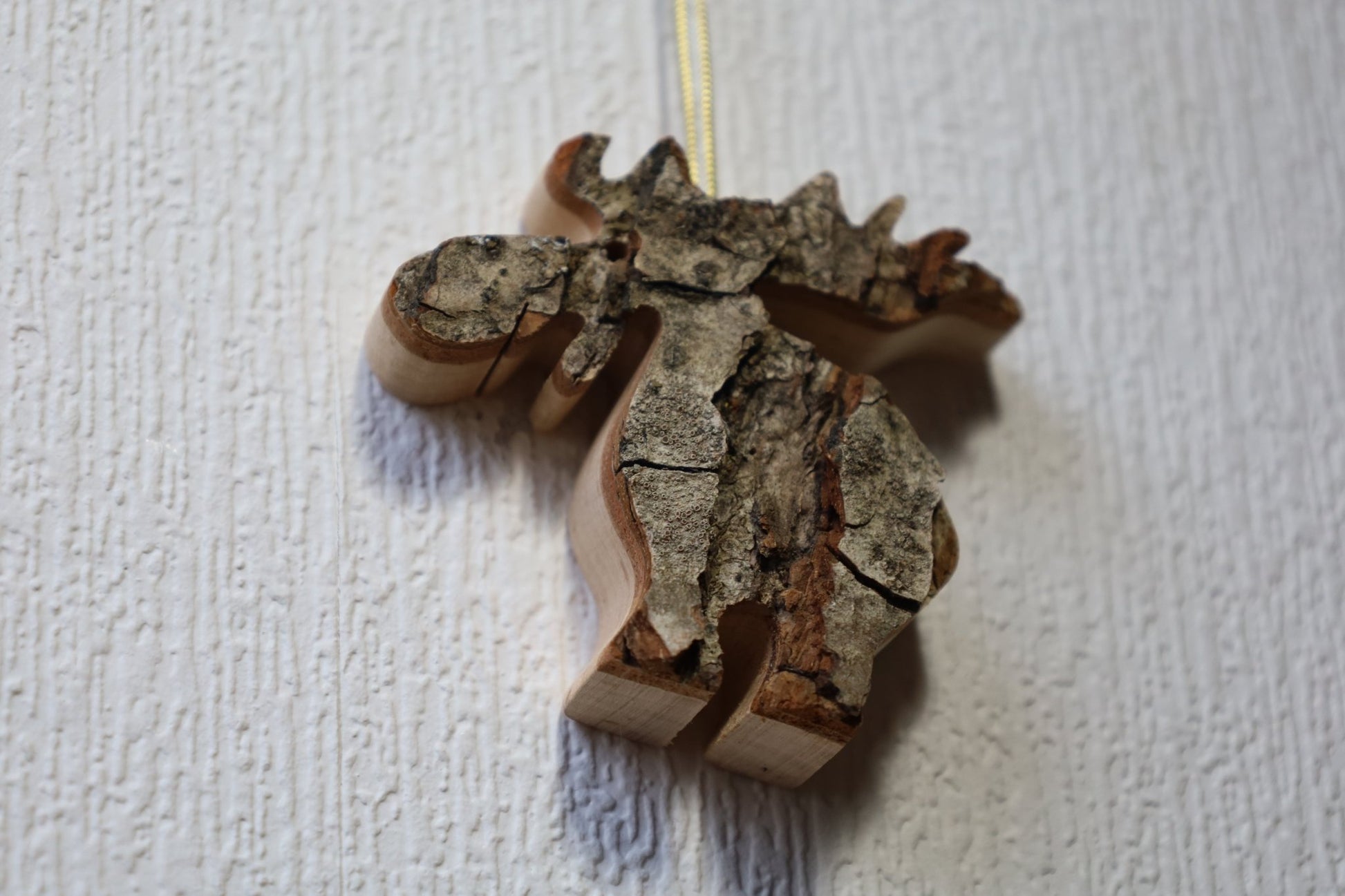Winterliche Holzanhänger – Rentier, Schneeflocke, Stern | Rindenholz Weihnachtsdeko {{ Shabby Chic und Landhaus Deko }} {{ www.Stein-Alt.de }}
