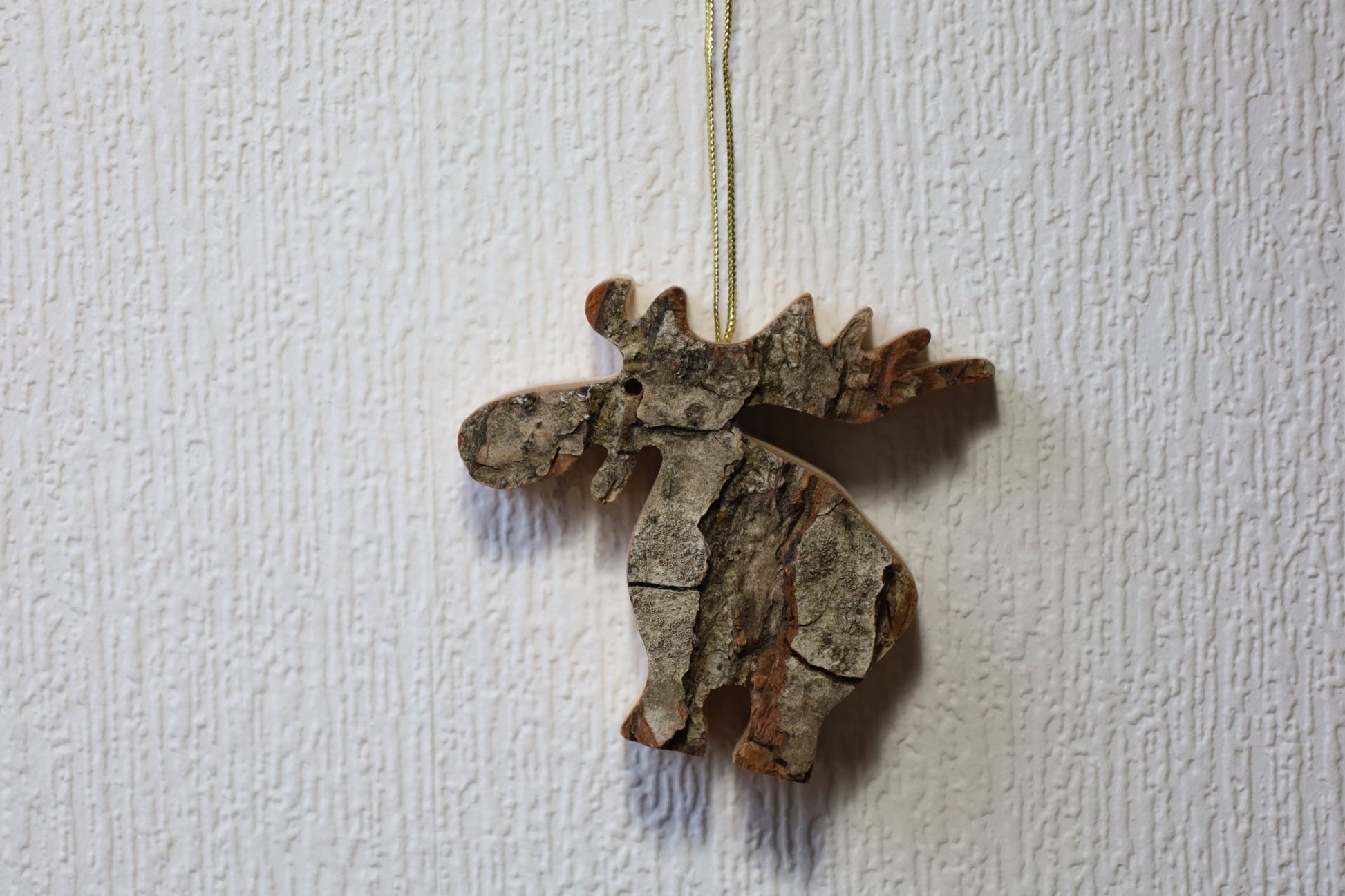 Winterliche Holzanhänger – Rentier, Schneeflocke, Stern | Rindenholz Weihnachtsdeko {{ Shabby Chic und Landhaus Deko }} {{ www.Stein-Alt.de }}