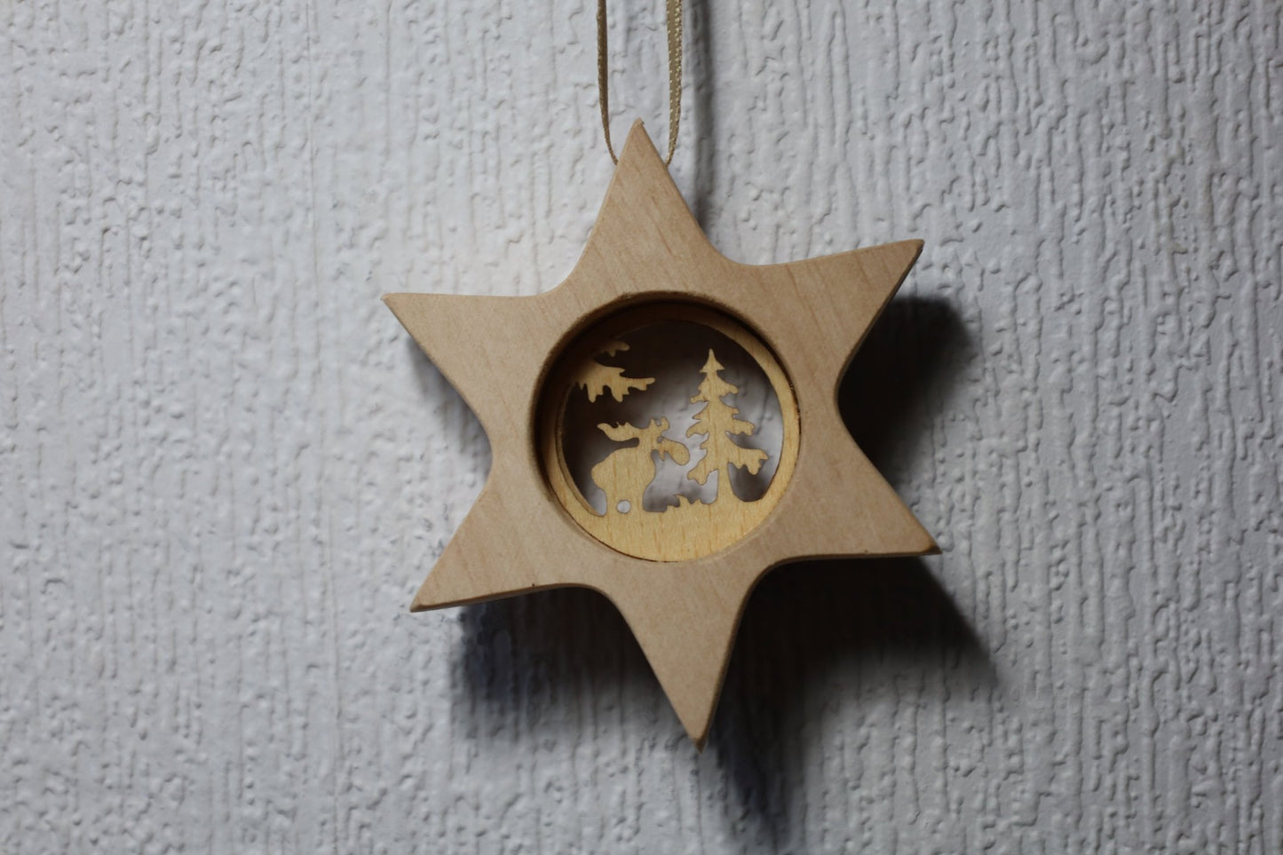Winterliche Holzanhänger – Rentier, Schneeflocke, Stern | Rindenholz Weihnachtsdeko {{ Shabby Chic und Landhaus Deko }} {{ www.Stein-Alt.de }}