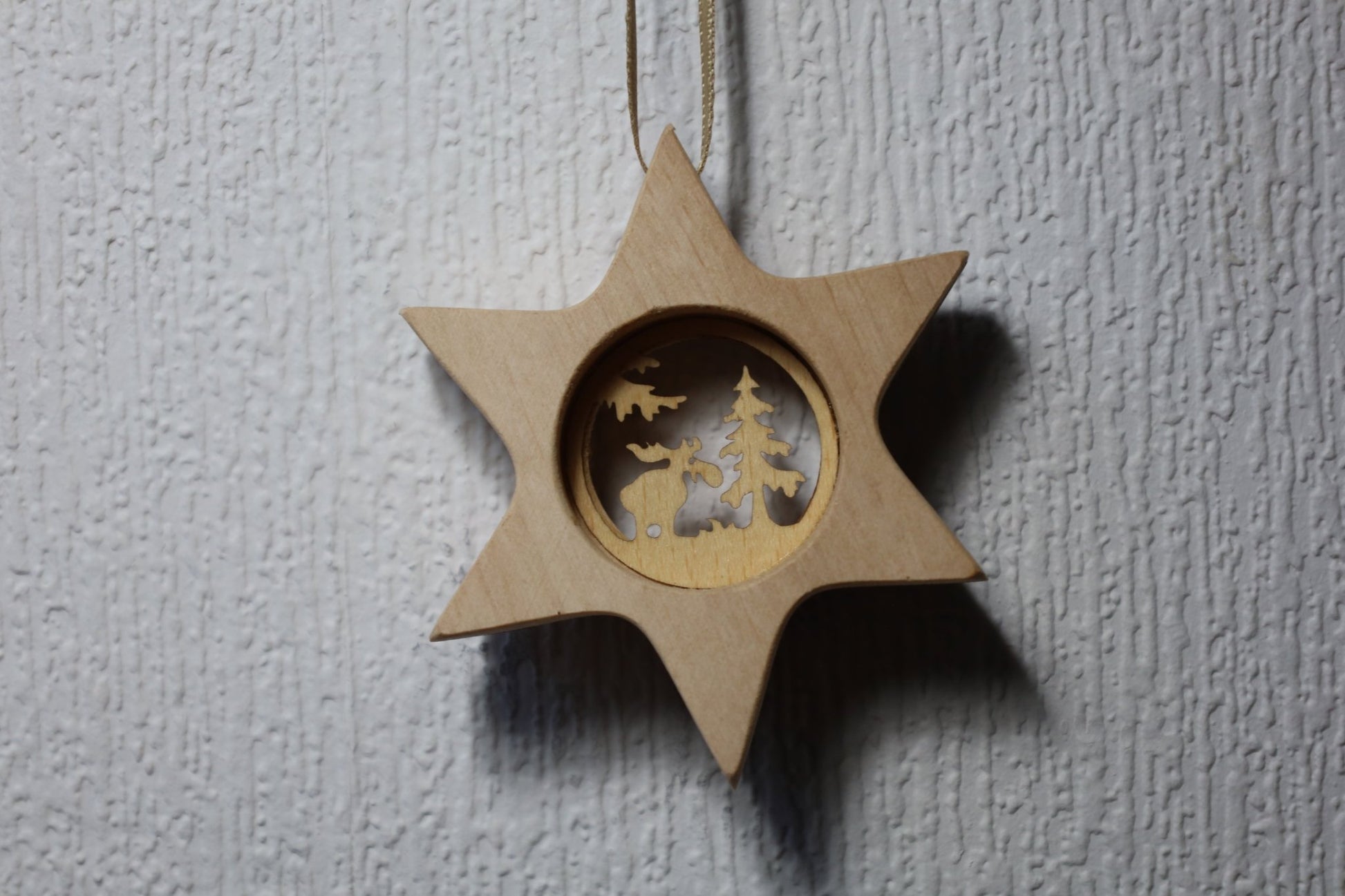 Winterliche Holzanhänger – Rentier, Schneeflocke, Stern | Rindenholz Weihnachtsdeko {{ Shabby Chic und Landhaus Deko }} {{ www.Stein-Alt.de }}