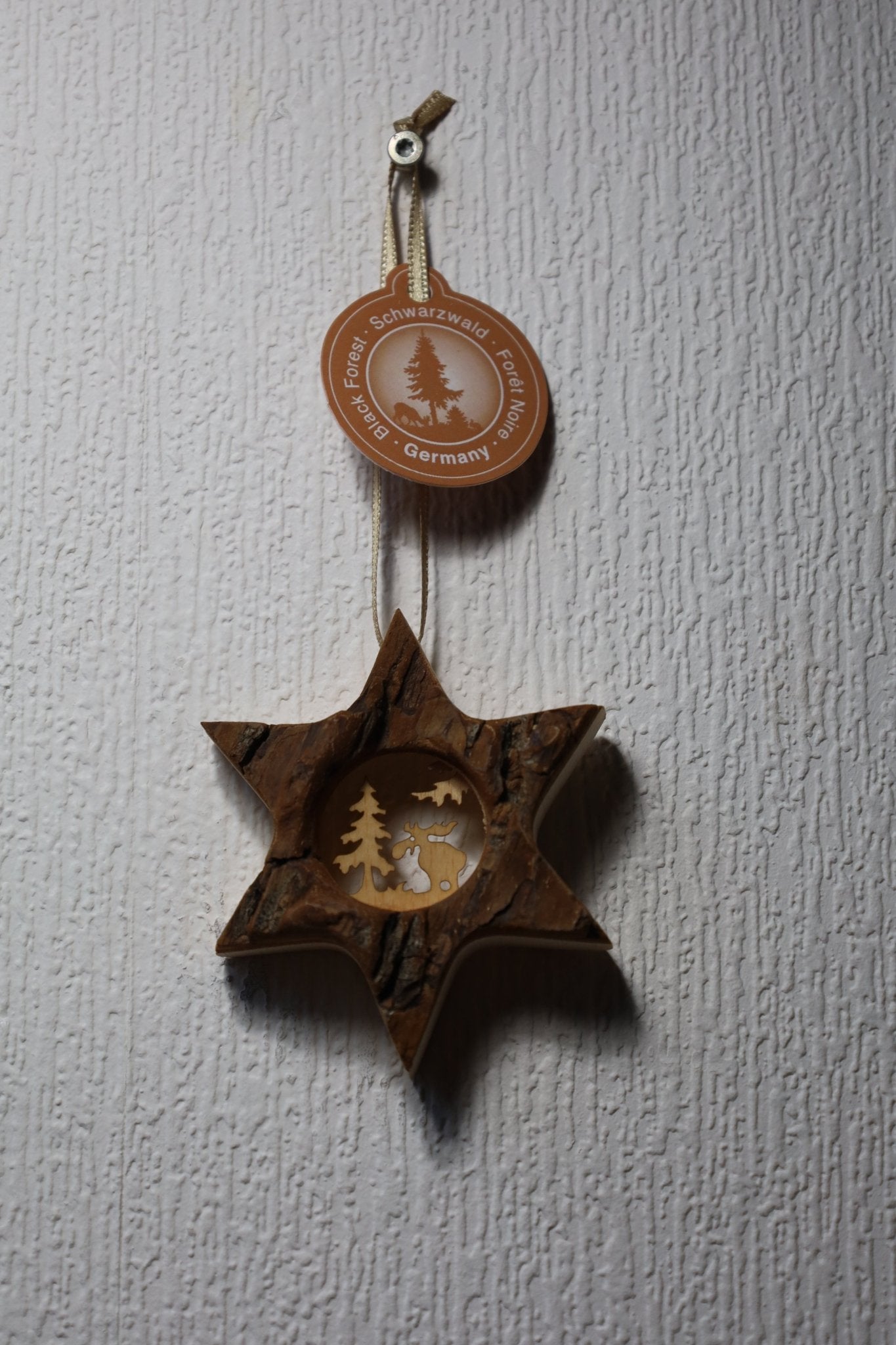 Winterliche Holzanhänger – Rentier, Schneeflocke, Stern | Rindenholz Weihnachtsdeko {{ Shabby Chic und Landhaus Deko }} {{ www.Stein-Alt.de }}