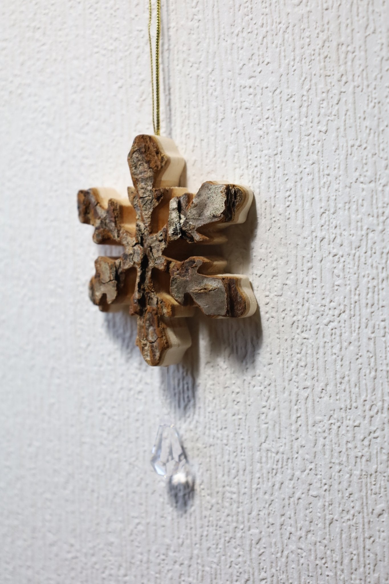 Winterliche Holzanhänger – Rentier, Schneeflocke, Stern | Rindenholz Weihnachtsdeko {{ Shabby Chic und Landhaus Deko }} {{ www.Stein-Alt.de }}
