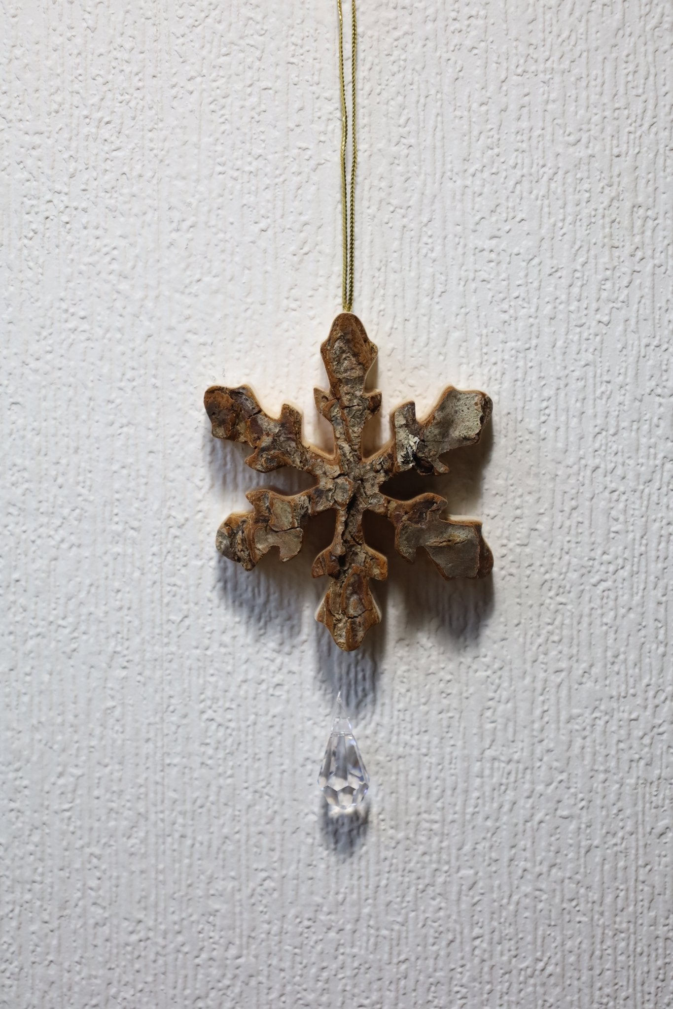 Winterliche Holzanhänger – Rentier, Schneeflocke, Stern | Rindenholz Weihnachtsdeko {{ Shabby Chic und Landhaus Deko }} {{ www.Stein-Alt.de }}