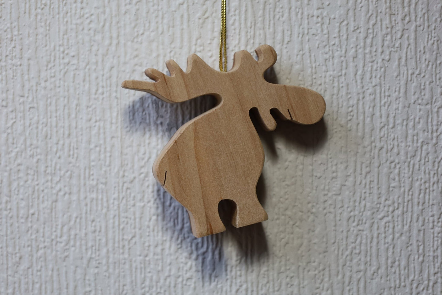 Winterliche Holzanhänger – Rentier, Schneeflocke, Stern | Rindenholz Weihnachtsdeko {{ Shabby Chic und Landhaus Deko }} {{ www.Stein-Alt.de }}