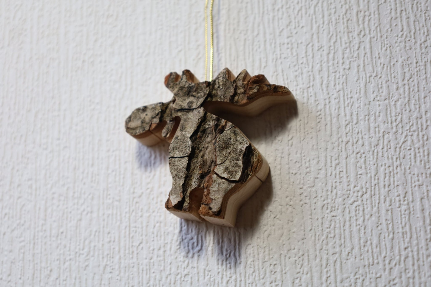 Winterliche Holzanhänger – Rentier, Schneeflocke, Stern | Rindenholz Weihnachtsdeko {{ Shabby Chic und Landhaus Deko }} {{ www.Stein-Alt.de }}