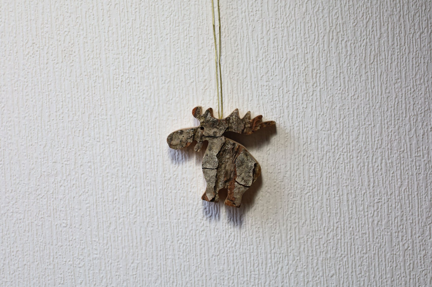 Winterliche Holzanhänger – Rentier, Schneeflocke, Stern | Rindenholz Weihnachtsdeko {{ Shabby Chic und Landhaus Deko }} {{ www.Stein-Alt.de }}