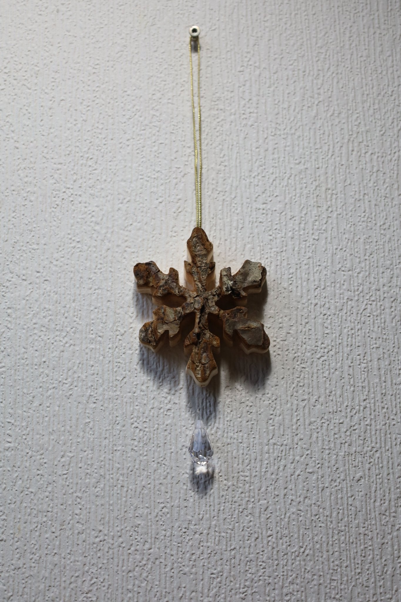 Winterliche Holzanhänger – Rentier, Schneeflocke, Stern | Rindenholz Weihnachtsdeko {{ Shabby Chic und Landhaus Deko }} {{ www.Stein-Alt.de }}