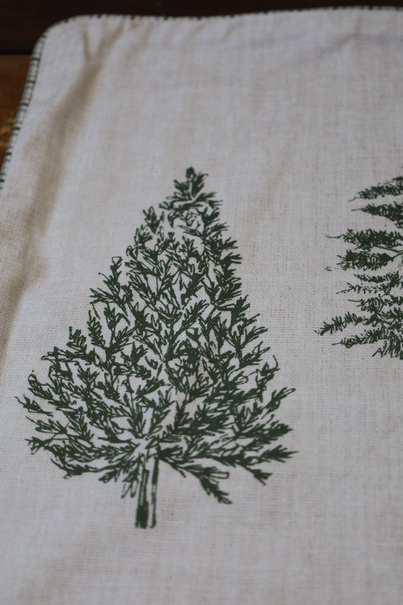 Winterliche Tischdecke Baumwolle Tannenbaum-Motiv Beige Grün – Landhaus-Stil {{ Shabby Chic und Landhaus Deko }} {{ www.Stein-Alt.de }}