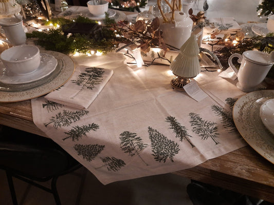 Winterliche Tischdecke Baumwolle Tannenbaum-Motiv Beige Grün – Landhaus-Stil {{ Shabby Chic und Landhaus Deko }} {{ www.Stein-Alt.de }}