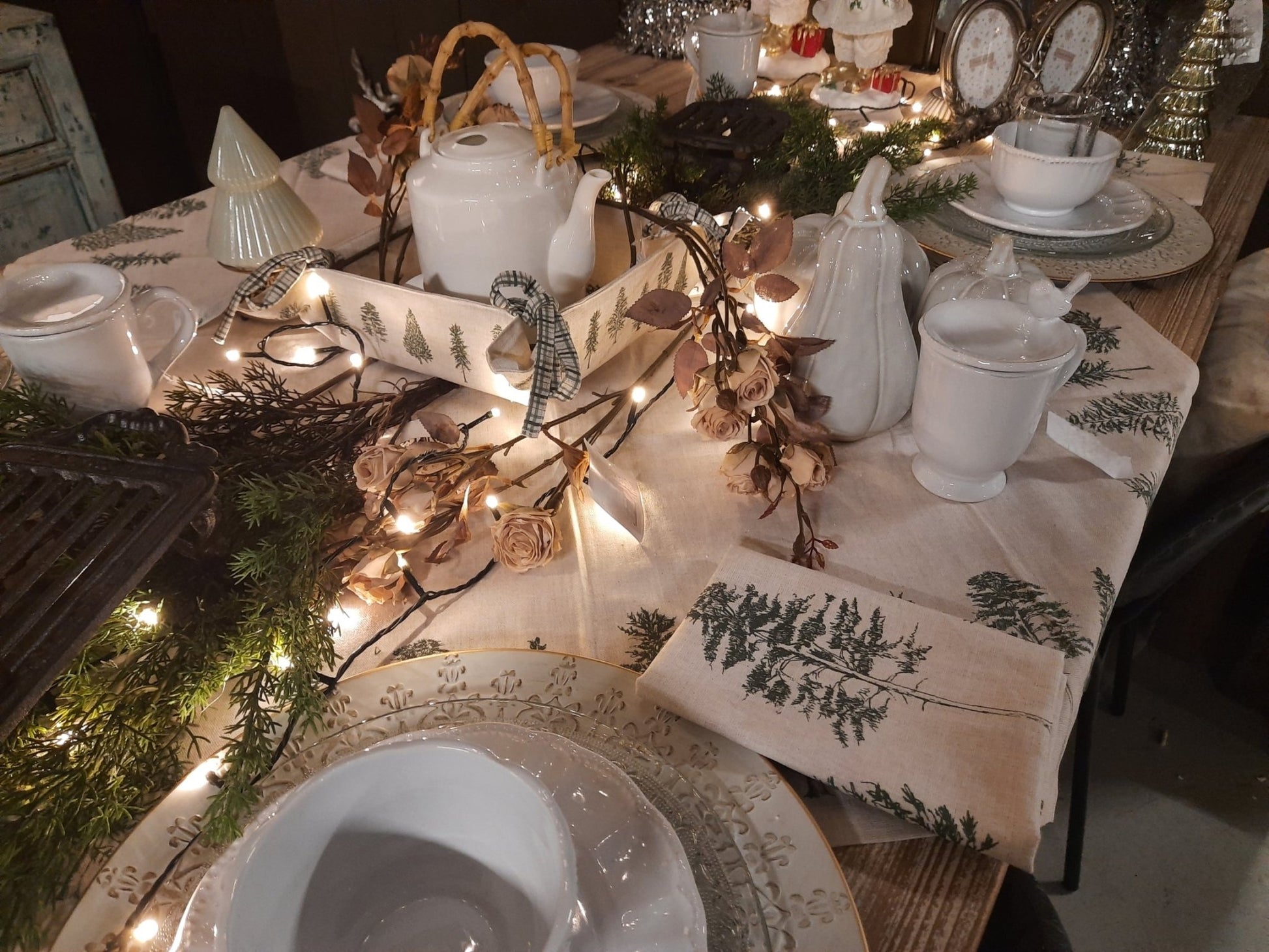 Winterliche Tischdecke Baumwolle Tannenbaum-Motiv Beige Grün – Landhaus-Stil {{ Shabby Chic und Landhaus Deko }} {{ www.Stein-Alt.de }}