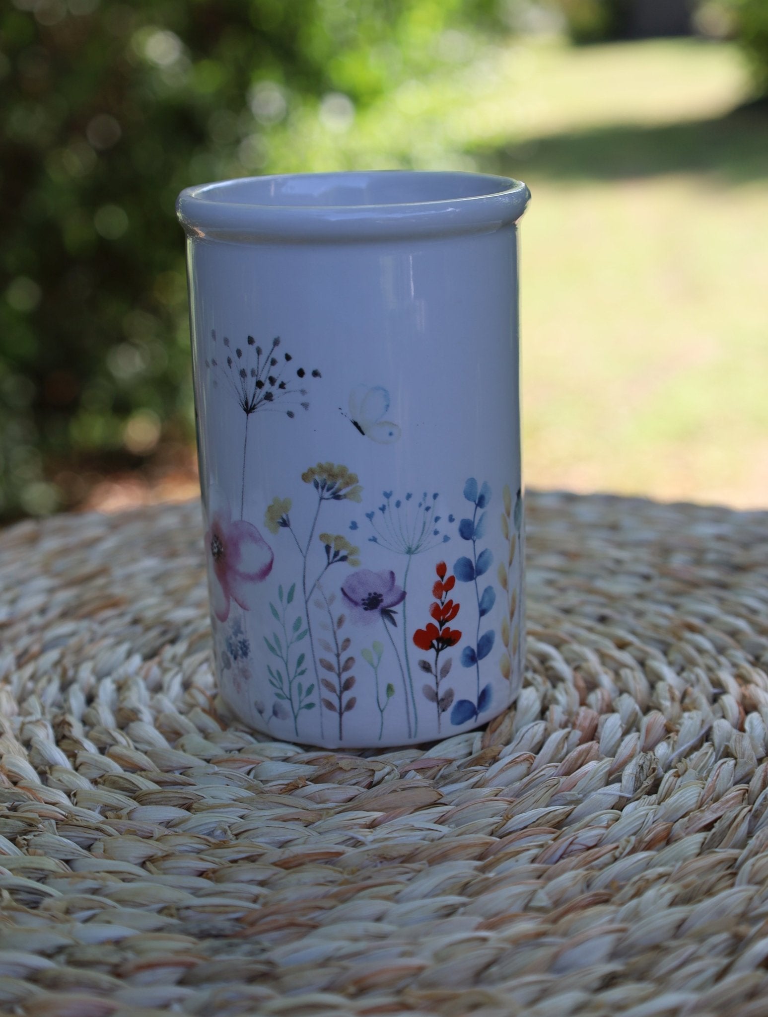 Zahnbürstenhalter mit Blumenmotiv aus Keramik in Weiß {{ Shabby Chic und Landhaus Deko }} {{ www.Stein-Alt.de }}